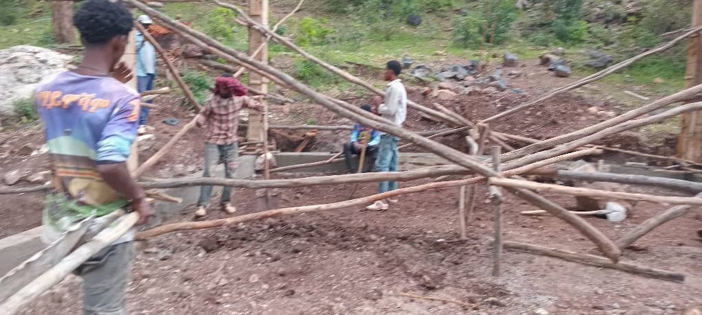 Mai Misham Primary School construction progress photo - Column formwork and site activity